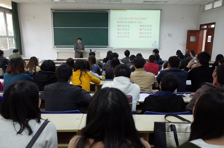 公司财务处副处长季晓东副教授为公司2014级专业硕士带来题为“高校内部控制问题研究”的讲座。